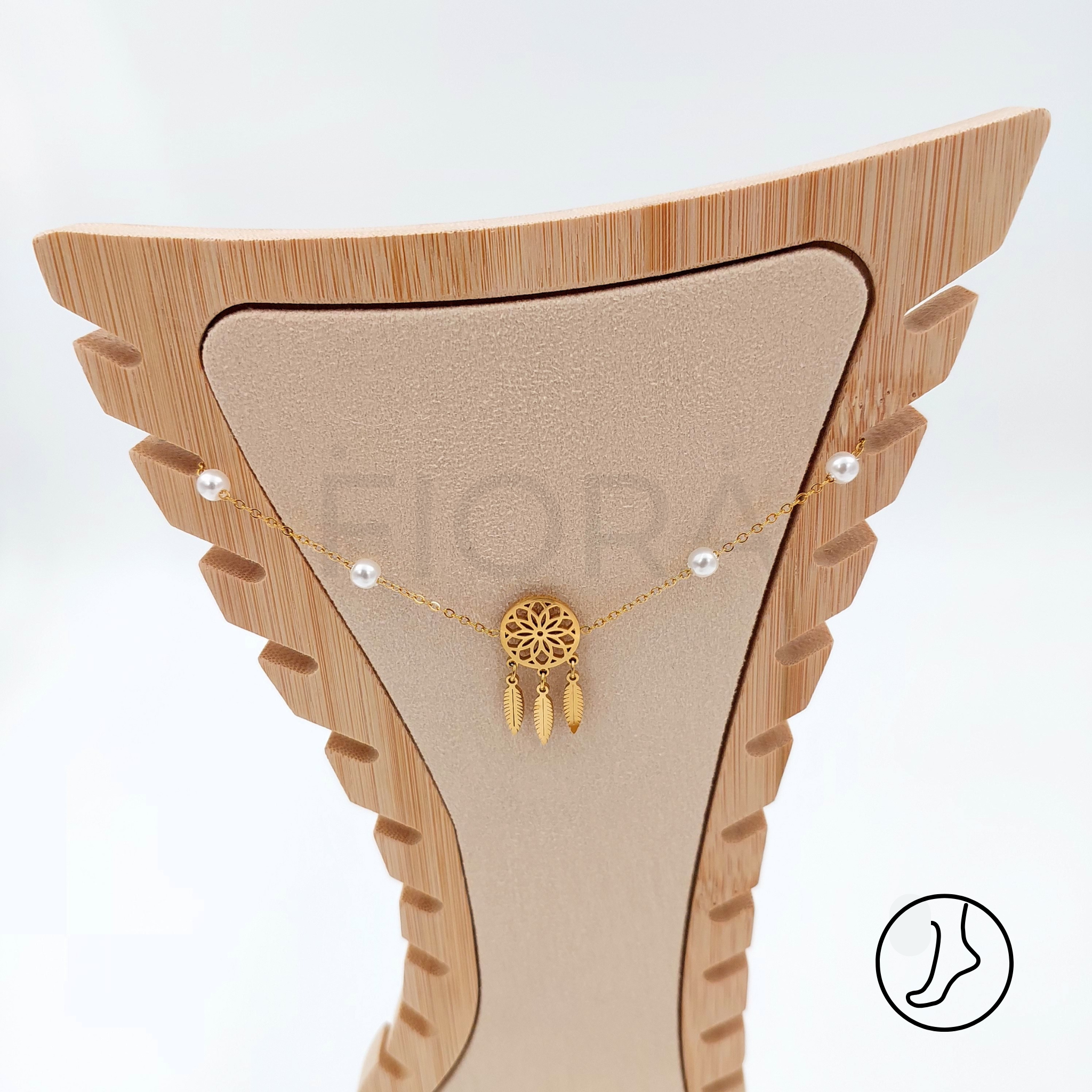 Dreamcatcher anklet in gold with pearls for women.