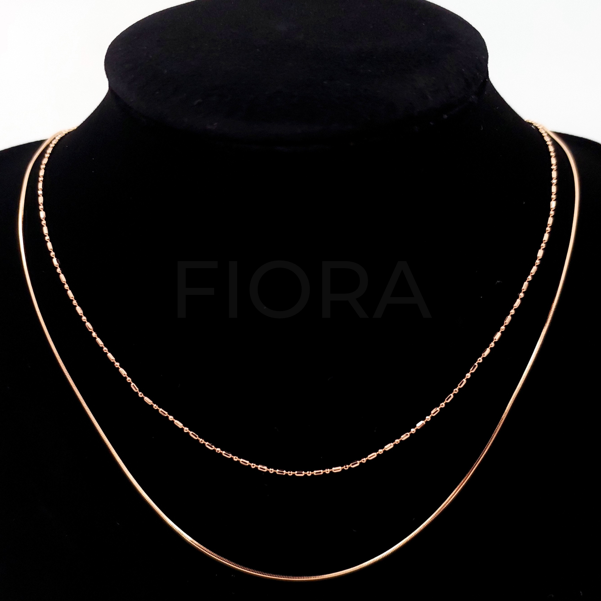Minimalist rose gold necklace, Model 2, with elegant plating and fine chain.