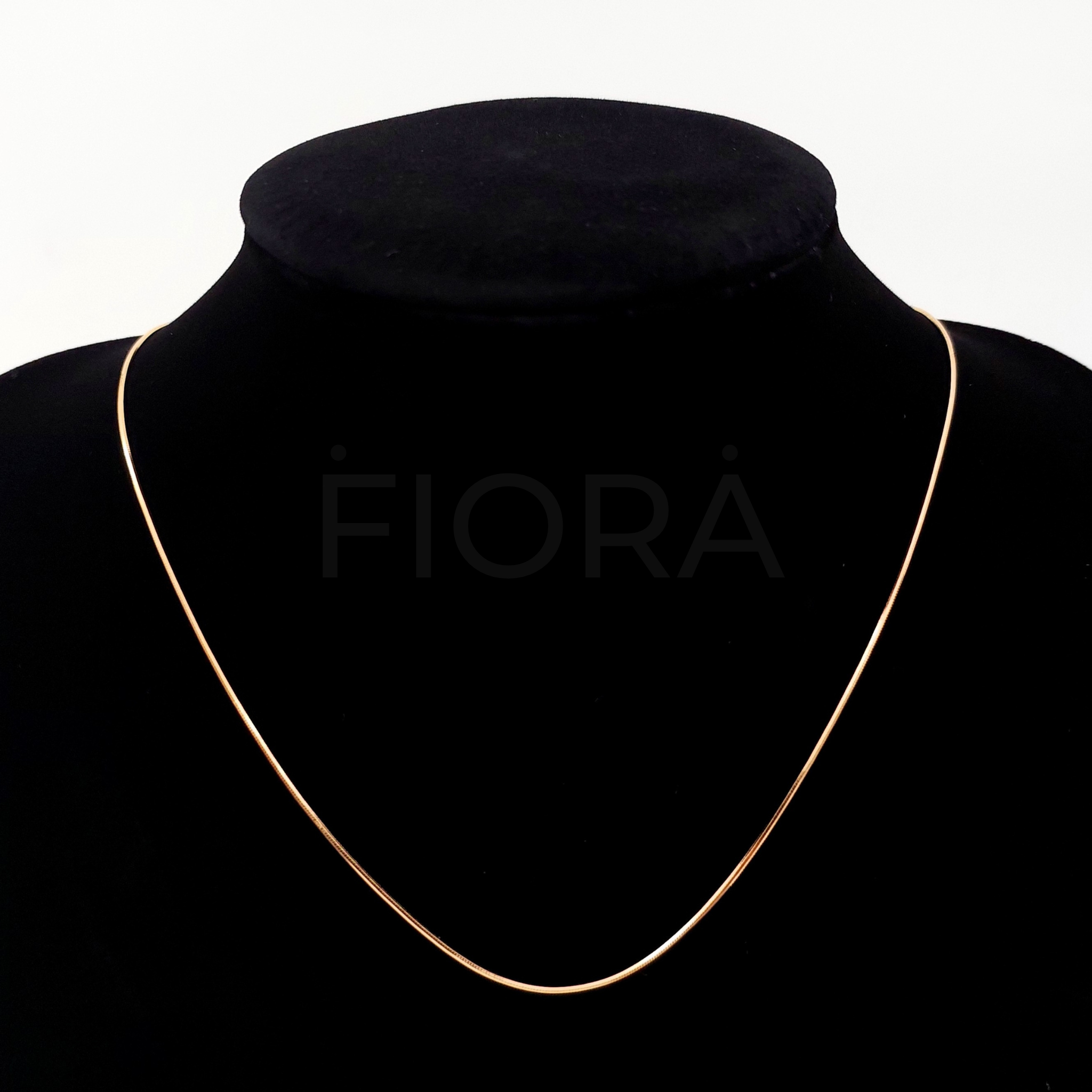 Solena rose gold-plated necklace for women. A delicate, eco-friendly fashion chain with timeless elegance. Model 1 and Model 2 available.