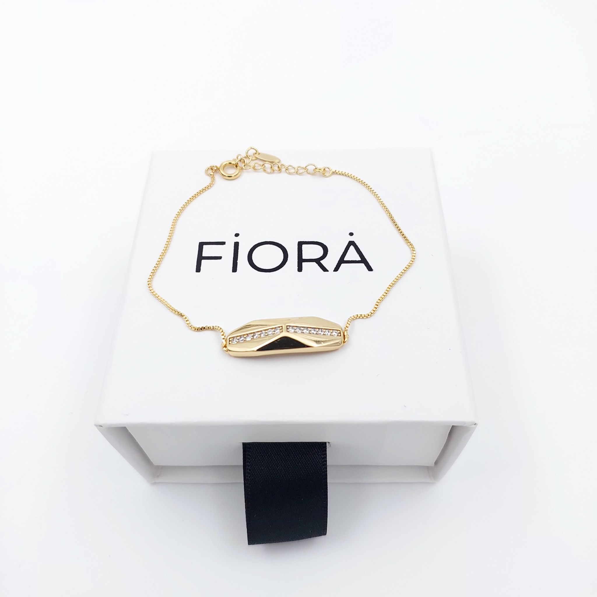 Fine gold bracelet with zircon stone pendant in the middle.